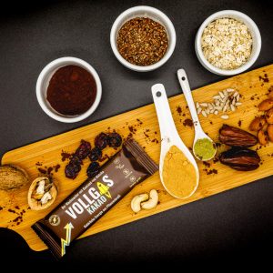 Vollgas-Riegel-Kakao-mit-Zutaten-auf-Brett